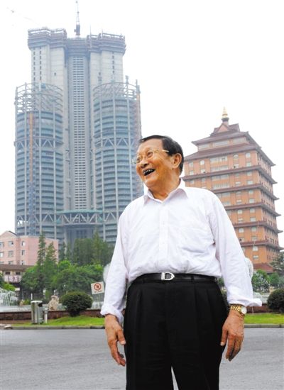 2009年8月12日，吴仁宝在华西村幸福园与村民交谈。他的身后是当时正在建设的“华西增地空中新农村大楼”。新华社记者 孙参 摄