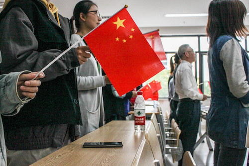 挥舞的国旗-邬宇凯