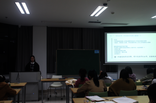 生科202班班长金国燕同学正在为同学们宣讲