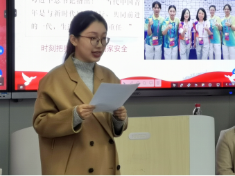 本科生中文系第一党支部学生党员朱可欣作宣讲报告