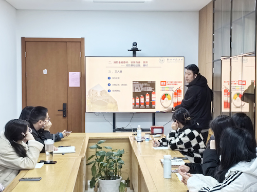 2.使用灭火器示范