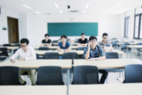 3那一年大学的第一堂课，谁曾在你的前后左右？