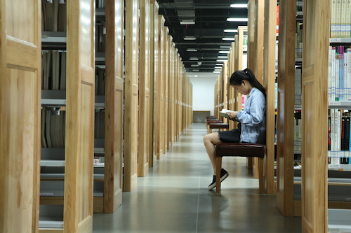 12大学，是在林立的书架间久坐不倦的繁华与宁静