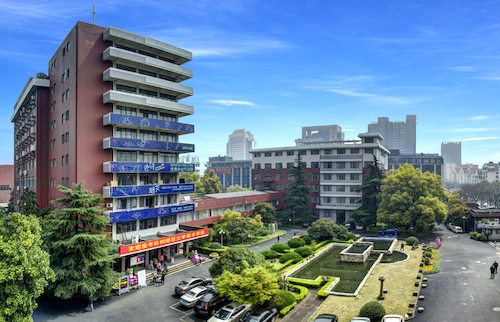 34你的师大，是万塘路258号的艺术殿堂，她有一支热情的画笔，和你一起描绘生命的斑斓