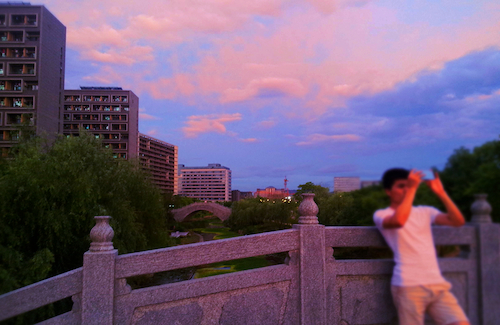 36你站在桥上看风景，看风景的人在桥上看你，每一个“你”，都装饰了师大的梦