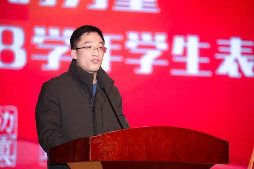 图为袁志杰老师宣读表彰决定