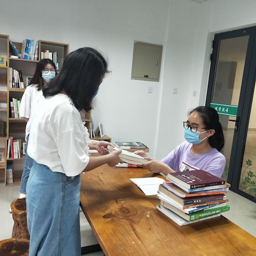 同学们捐赠图书
