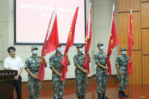 3.校团委书记、学生军训师政治部主任陈勋为军训团授营旗