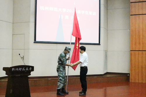 2.校党委副书记、校2020级学生军训师政委应飚为军训师一团授团