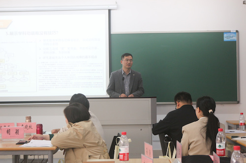 1班班助范俊强老师组织班级研讨